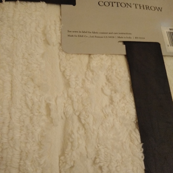 Madison Park 100% Cotton Tufted Throw. 50" × 60" - Picture 4 of 7